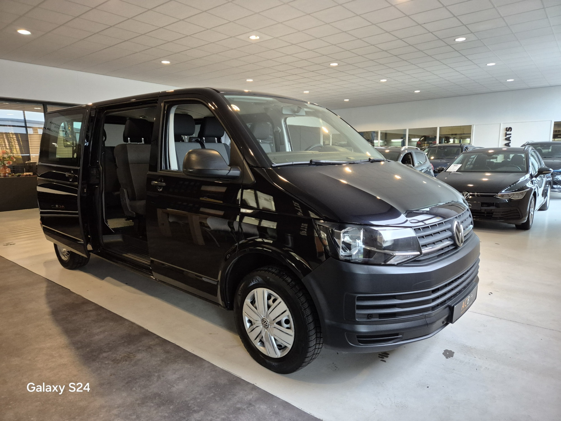 Volkswagen Transporter Multivan, 9 Persoons 2.0 TDI L2H1 Comfortline 48325859-1.jpg | Auto Centrum Bommelerwaard (A.C.B.) BV