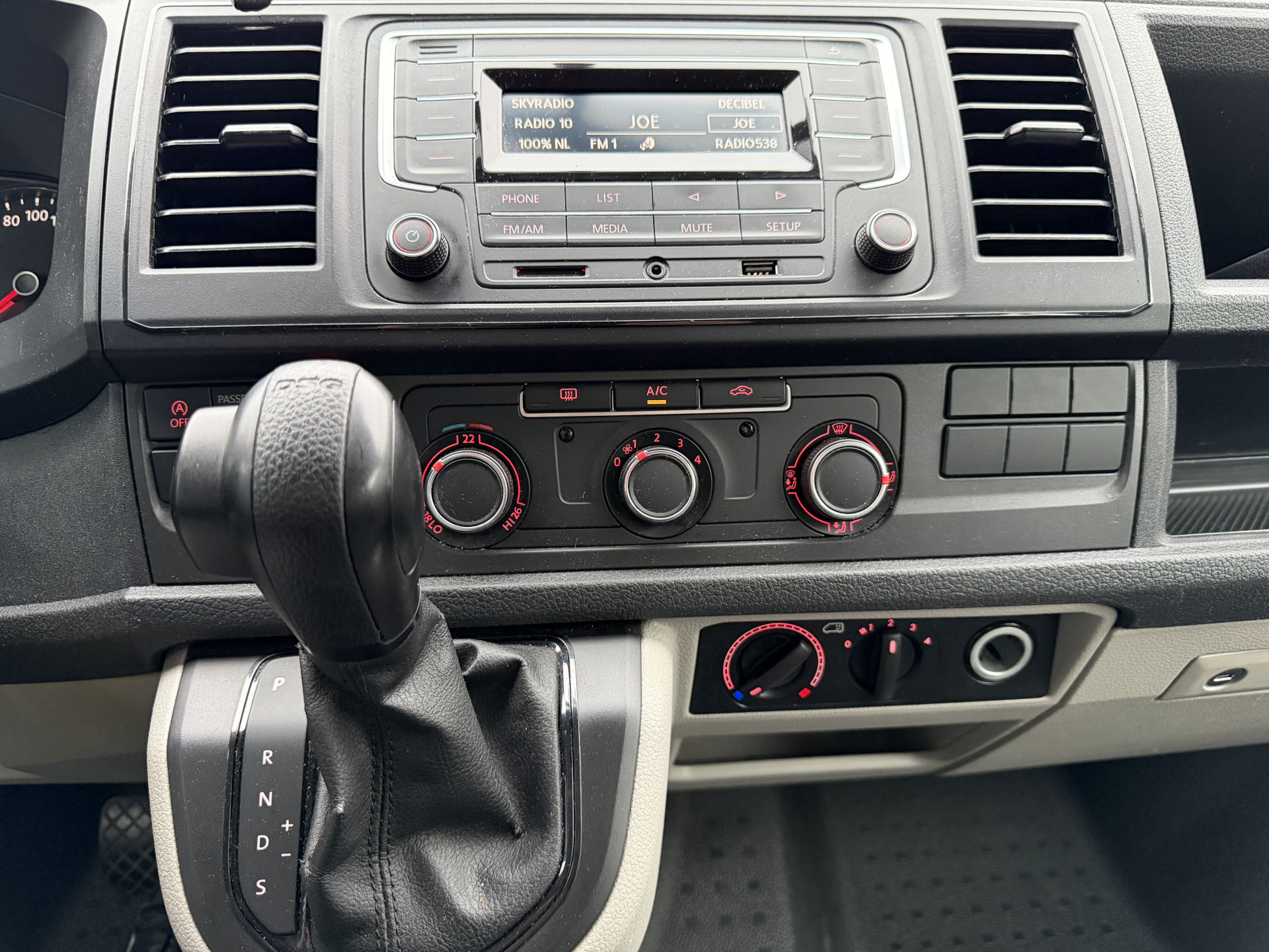 Volkswagen Transporter Multivan, 9 Persoons 2.0 TDI L2H1 Comfortline 48325859-10.jpg | Auto Centrum Bommelerwaard (A.C.B.) BV