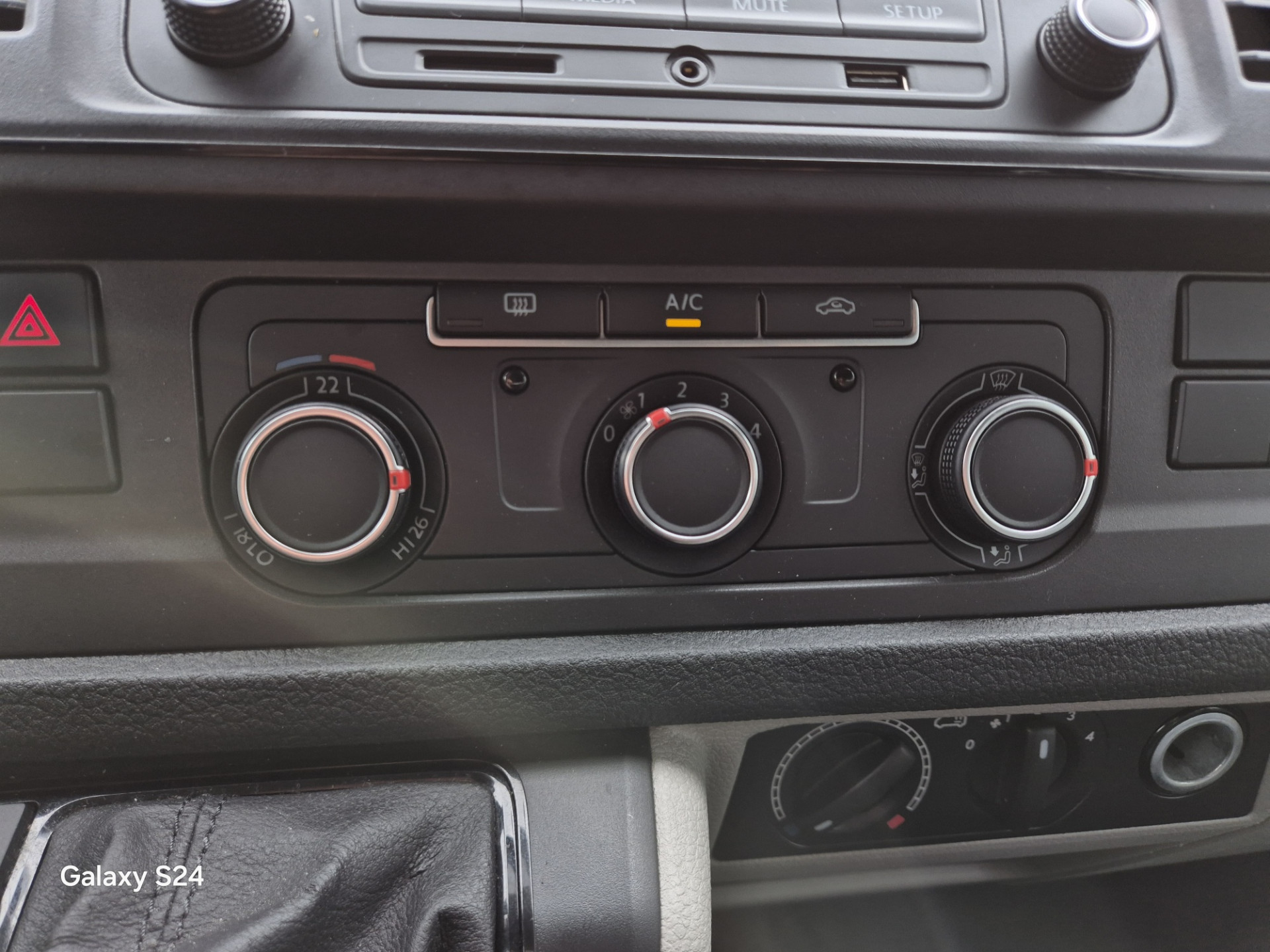 Volkswagen Transporter Multivan, 9 Persoons 2.0 TDI L2H1 Comfortline 48325859-21.jpg | Auto Centrum Bommelerwaard (A.C.B.) BV