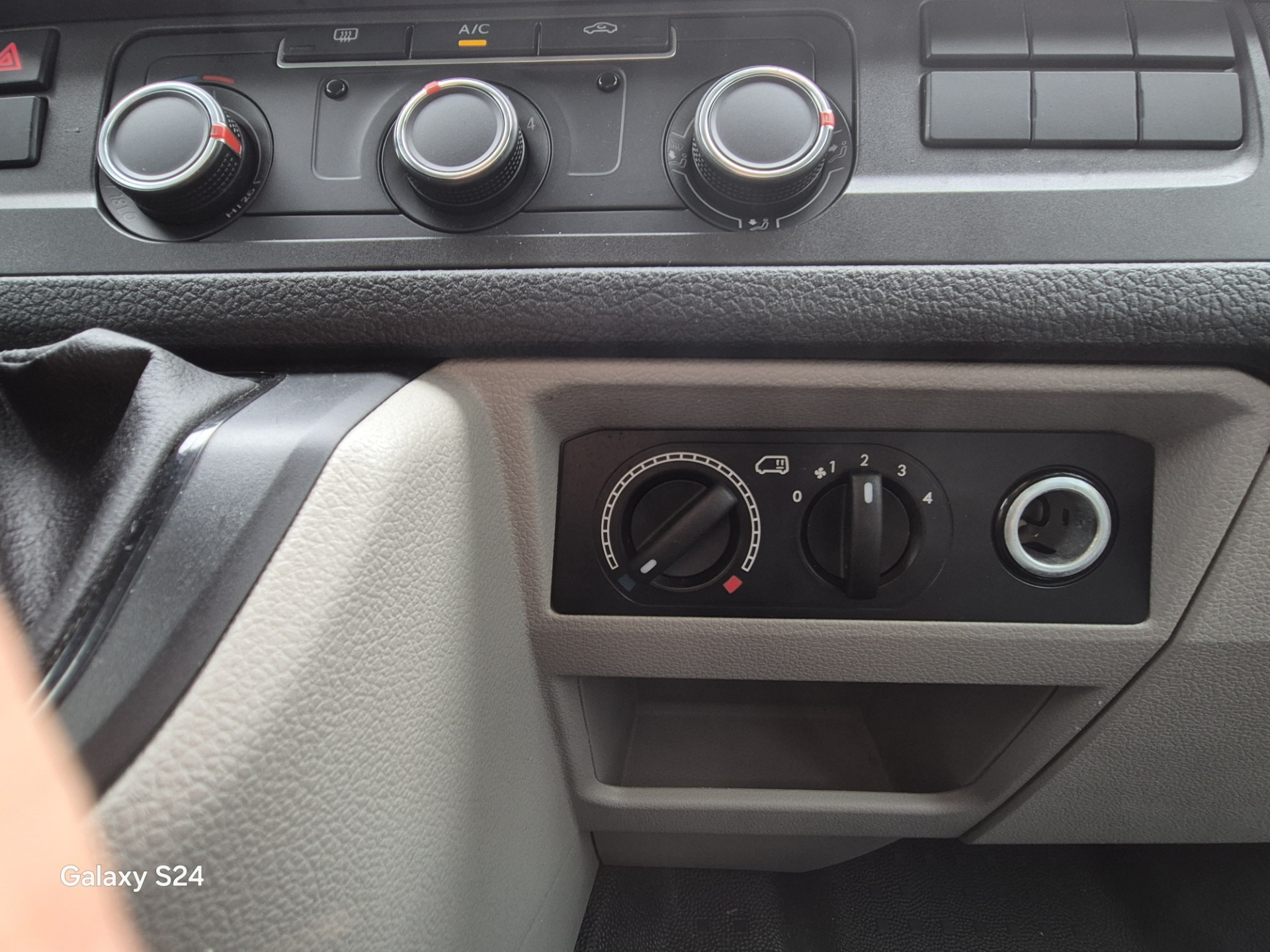 Volkswagen Transporter Multivan, 9 Persoons 2.0 TDI L2H1 Comfortline 48325859-27.jpg | Auto Centrum Bommelerwaard (A.C.B.) BV